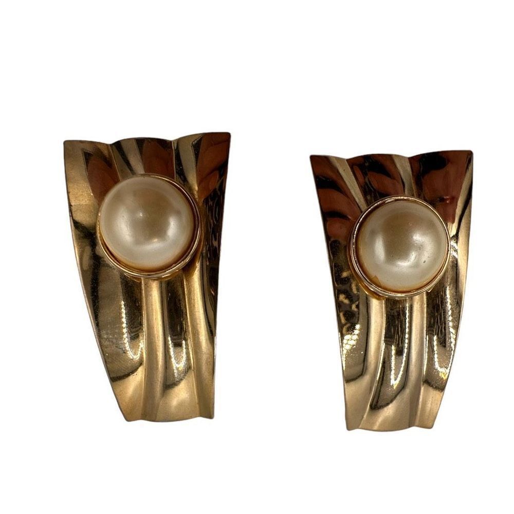 Vintage gold colored earnings with faux pearl
